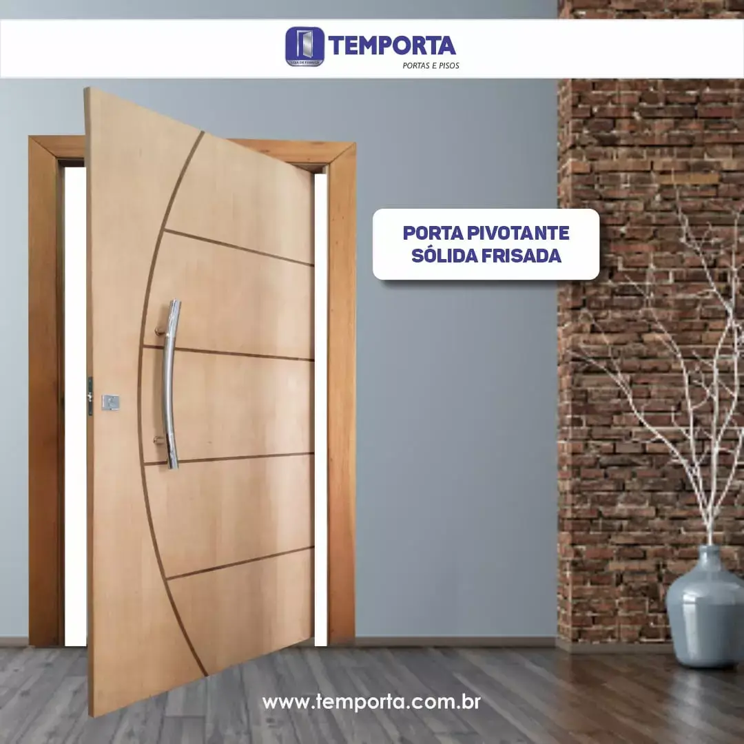 Porta pivotante sólida frisada