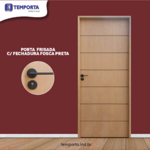Porta frisada com fechadura fosca preta