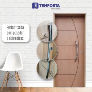 Porta frisada com puxador e dobradiças