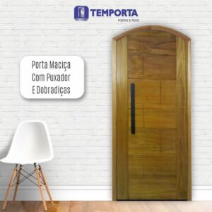Porta maciça com puxador preto