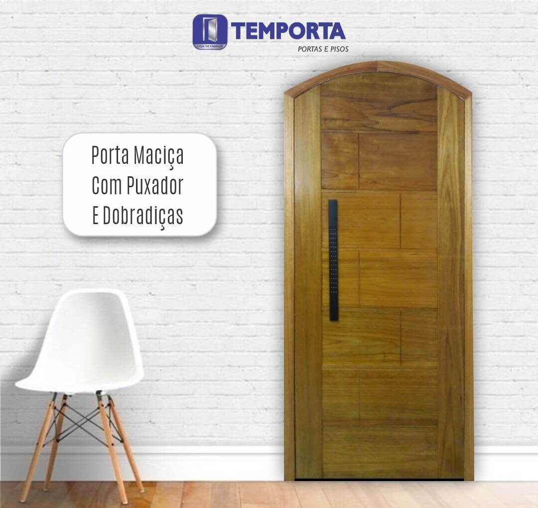 Porta maciça com puxador preto