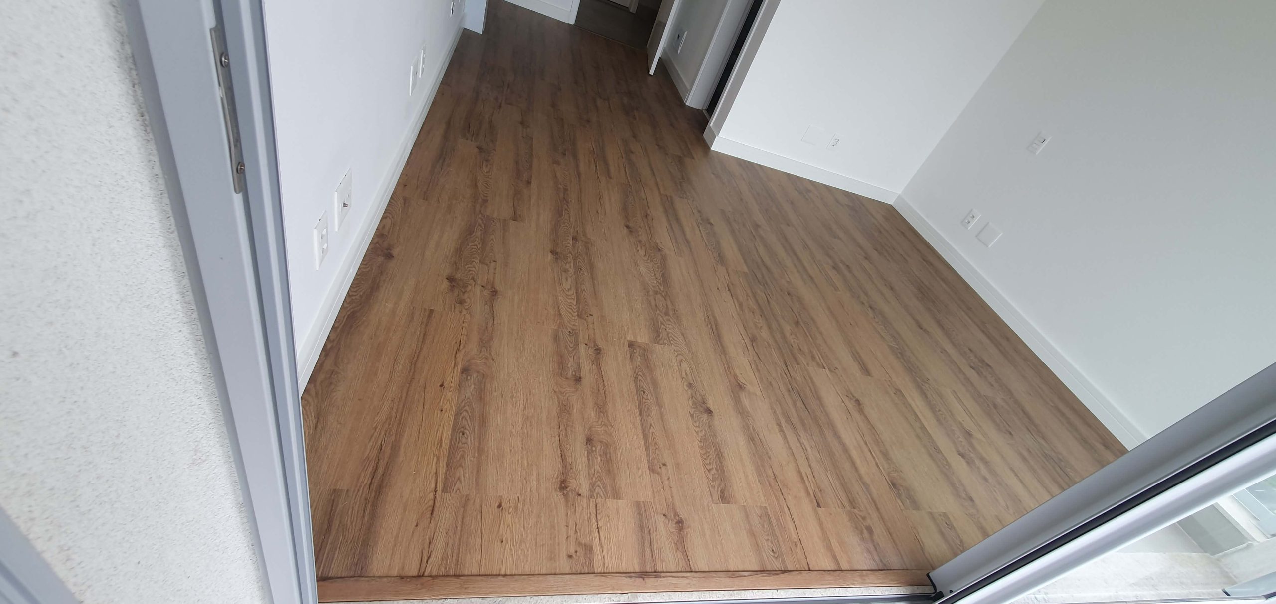 piso vinilico amadeirado click