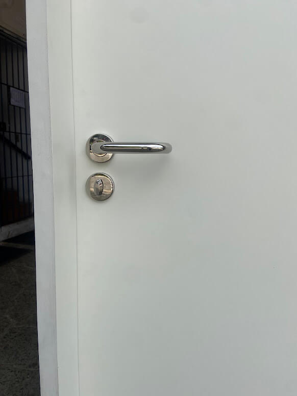 Porta PCD com fechadura acessível. - Imagem 4