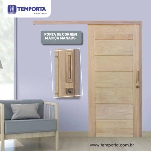 Porta de correr maciça modelo Manaus em madeira natural com puxador concha e trilho embutido, ideal para quartos, salas e ambientes internos modernos.