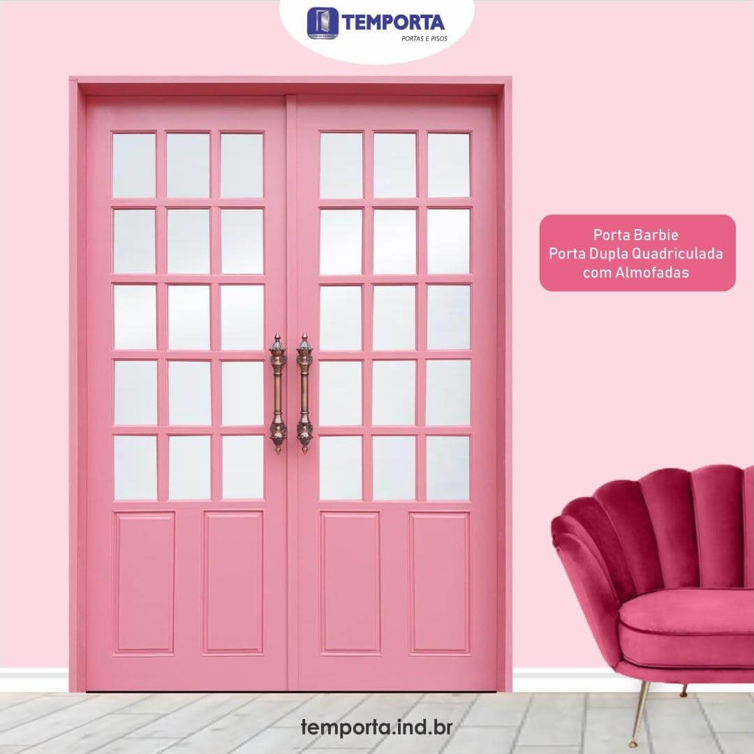 Porta dupla rosa estilo Barbie com design quadriculado e almofadas, modelo moderno em madeira com vidro, puxadores metálicos elegantes, ideal para ambientes sofisticados e decorativos.