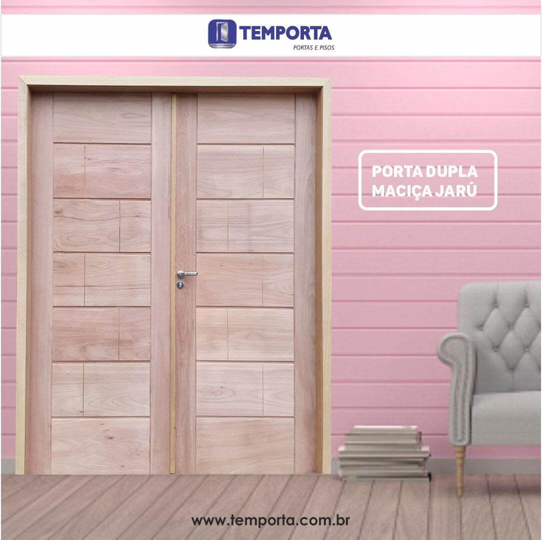 Porta dupla maciça de madeira Jaru com acabamento natural, design moderno e fabricação sob medida, ideal para ambientes residenciais elegantes e duráveis