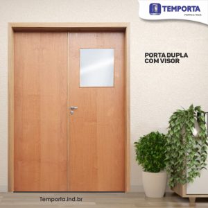 Porta dupla de madeira com visor de vidro, modelo moderno da Temporta Portas e Pisos. A porta possui acabamento natural em madeira clara, puxador metálico e design elegante para entrada residencial ou comercial