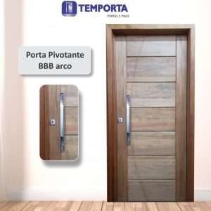 Porta Pivotante BBB Arco em madeira natural com acabamento elegante, frisos horizontais decorativos, puxador em inox de longo alcance e batente incluso. Modelo moderno para portas de entrada residenciais, combinando resistência, sofisticação e valorização da fachada do imóvel.