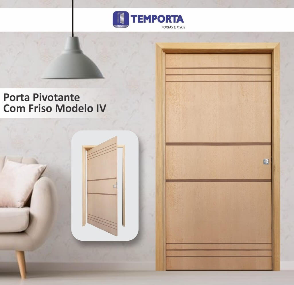 Porta Pivotante Lisa com Friso Modelo IV em madeira maciça, com acabamento natural e frisos horizontais usinados. A imagem mostra a porta instalada em um ambiente moderno, com batente de madeira, fechadura e decoração minimalista, ideal para entradas residenciais e comerciais.