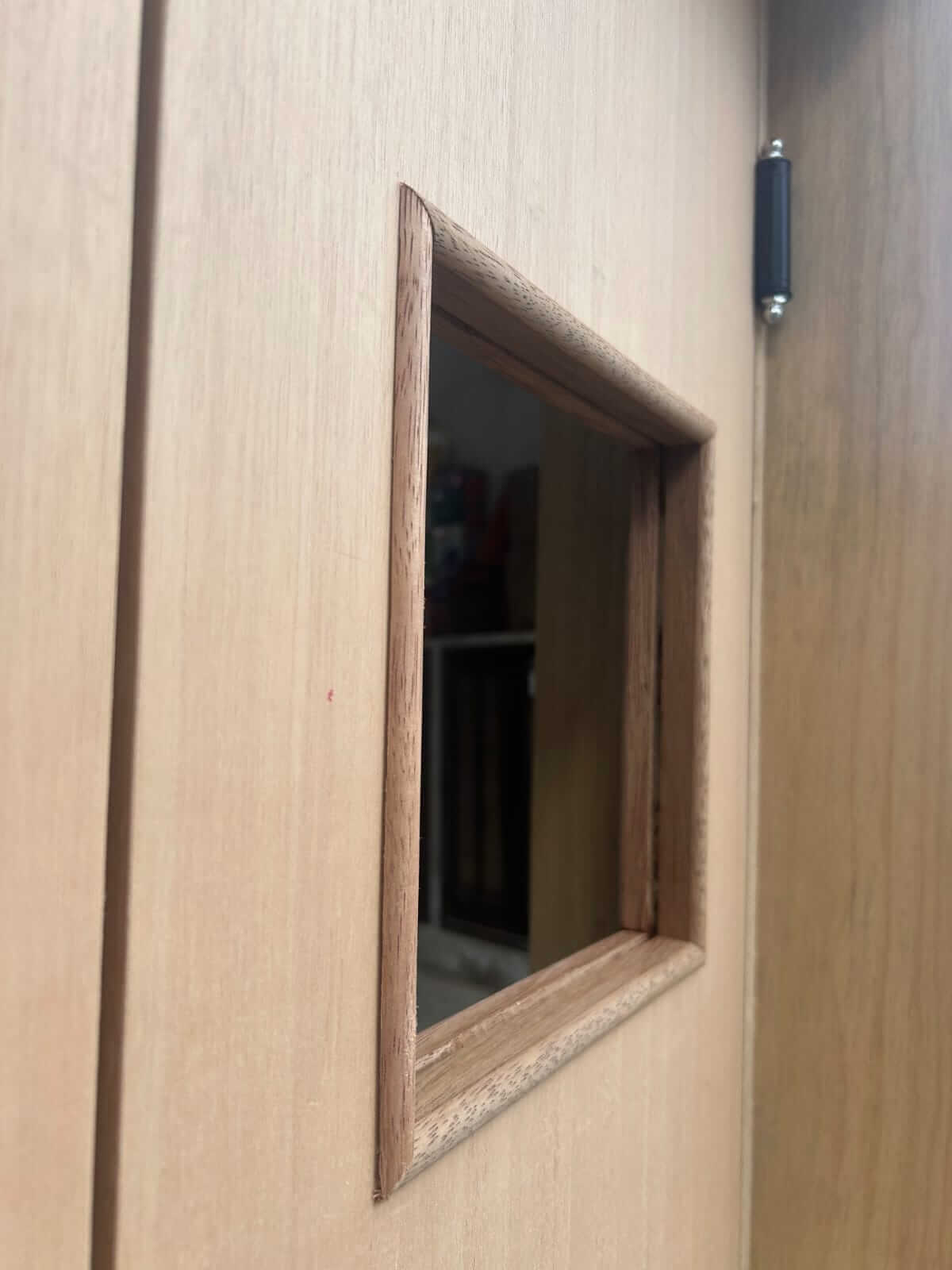 Porta vai e vem dupla com visor quadrado. - Imagem 2