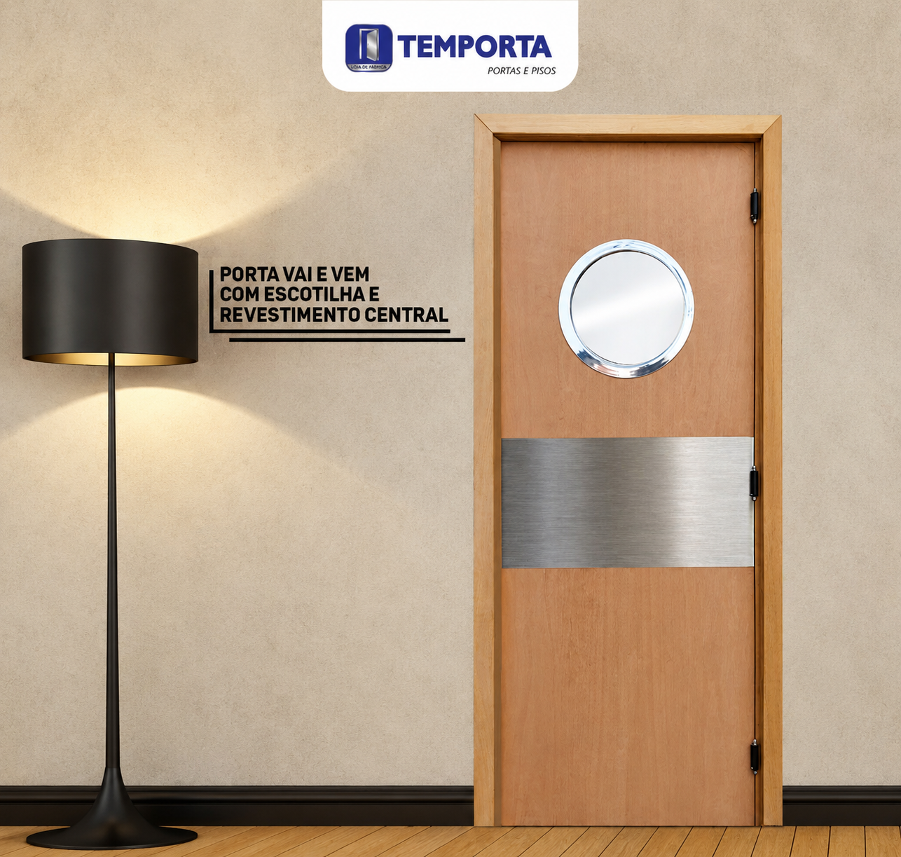 Porta vai e vem de madeira natural com escotilha redonda e revestimento central em inox, instalada em ambiente interno. O modelo acompanha batente e apresenta design funcional, ideal para restaurantes, cozinhas industriais, hospitais, supermercados e áreas de grande circulação. Logo da Temporta ao fundo.