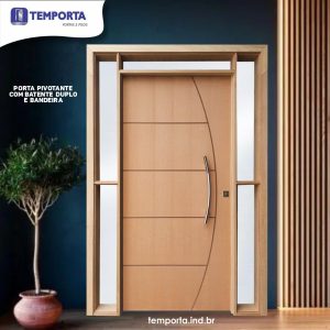 Porta pivotante de madeira com batente duplo e bandeira lateral e superior, acabamento natural, frisos decorativos e puxador curvo em inox, ideal para entradas residenciais modernas.