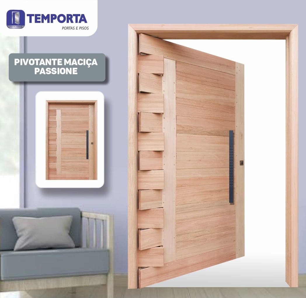 Porta Pivotante Maciça Passione em madeira natural, com design moderno, ripas horizontais, puxador preto e batente de madeira, ideal para entradas residenciais elegantes e de alto padrão.